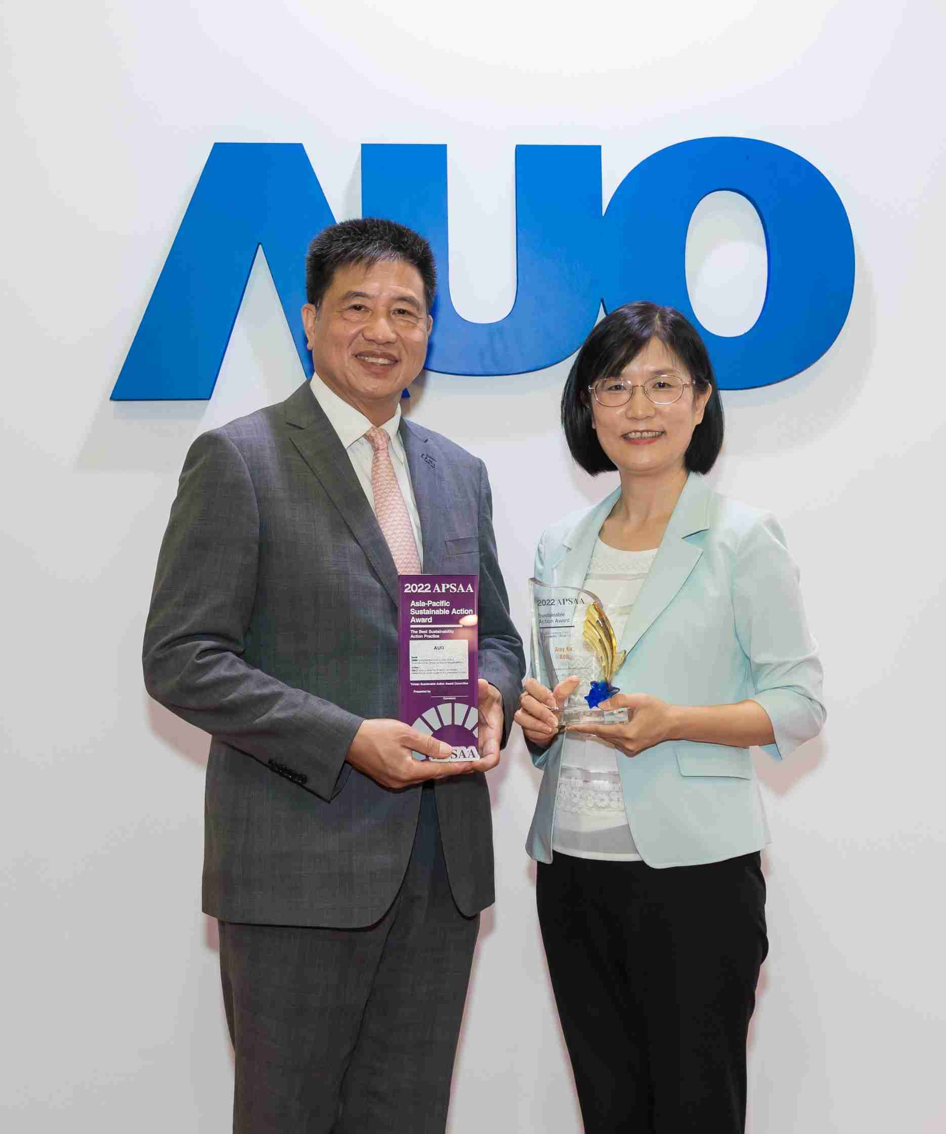 开云电子长期垫筑永续远景的基石，，，透过ESG暨气候委员会逐步实践永续策略蓝图。。。。其中，，开云电子光电永续长古秀华带领团队、、、制定中长期目标，，缔造多面向亮眼表现，，，获得「顶尖永续长奖」的个人奖殊荣（左：开云电子光电董事长暨执行长彭双浪，，右：开云电子光电永续长古秀华）