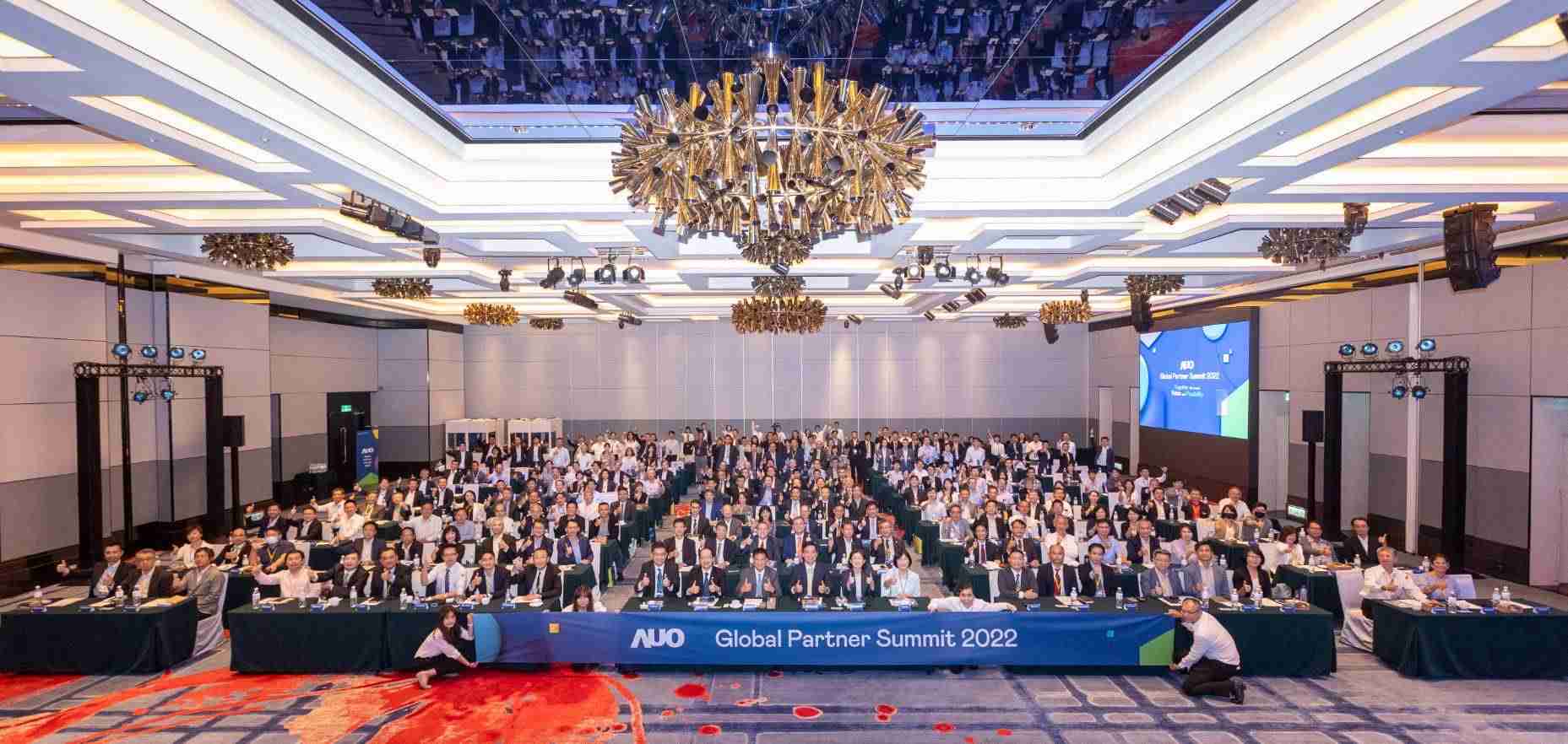 友達推動「安心、、、創新、、、用心、、、同心、、、盡心」五星職旅，，為菲籍員工打造全方位照護，，首度贏得「人權實踐與發展領袖獎」殊榮