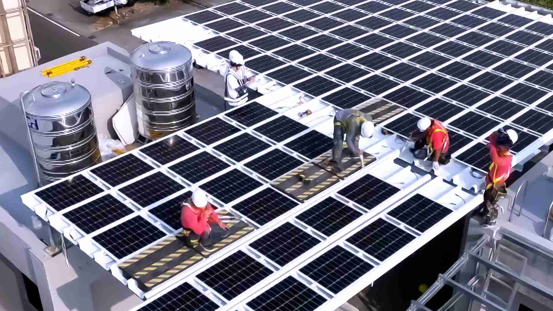 开云电子着力于替代能源之技术研发，，，如光电浪板的相关制程、、、设备与产品，，，，其中所开发之光电整合型浪板，，，减少传统金属支架安装，，，，更提升耐候度，，，可广泛运用于多元场域，，，，并辅助建筑达到净零碳排目标