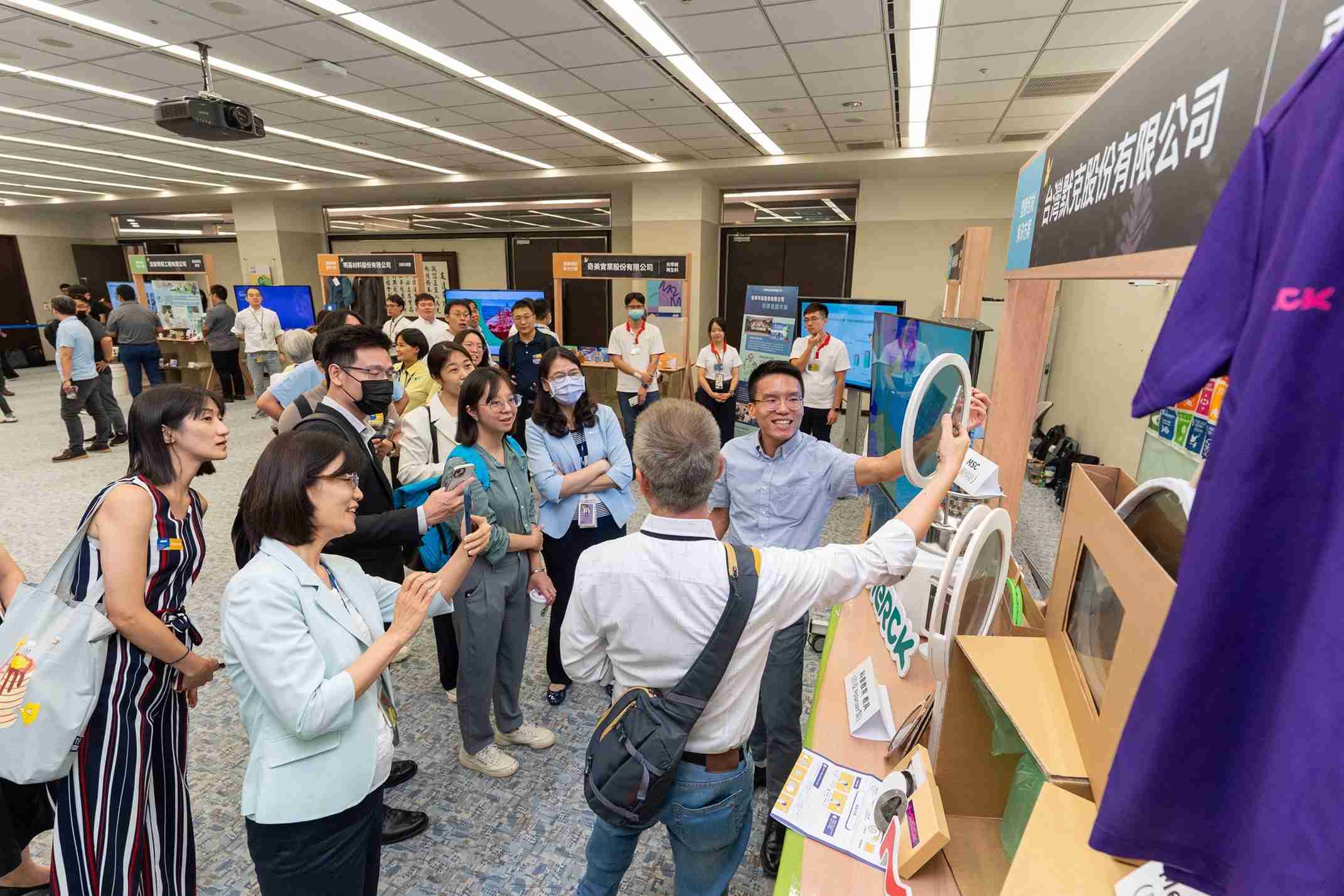 开云电子连手产业伙伴策划首届生态圈联展，，，，展示如何将废塑料循环再利用，，，创新解决方案包括：塑料包材再生与循环使用、、、再生塑料研发及应用、、、、废塑料回收再生技术、、减塑生活提案等