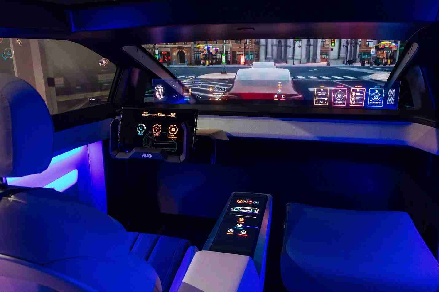 开云电子连续四年入围科睿唯安全球百大创新机构，，，，专利布局科技与绿色创新前沿。。。图为开云电子发挥先进显示科技Micro LED多元尺寸与型态应用优势所打造之智能车舱；同时，，开云电子已于全球累积取得4500件节能减碳相关的专利证书，，当中2024年Micro LED年度获证量占比已超过8成