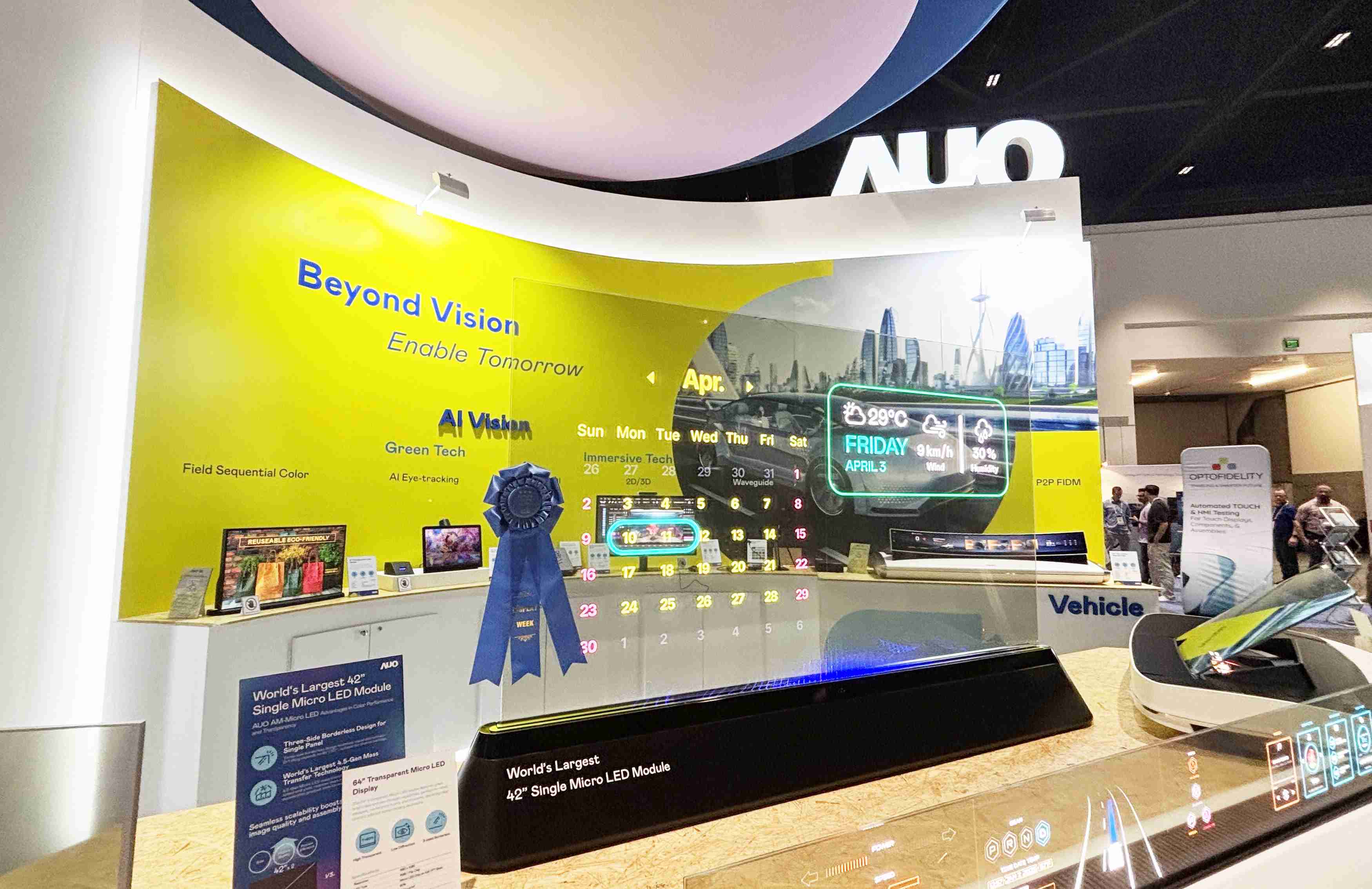 开云电子64吋透明Micro LED显示器获〝最佳Micro LED技术应用奖〞，，，其绝妙的透明穿透特性，，，同时具备1,000 nits的高亮度表现，，，，并透过精细的无缝拼接延伸，，，，可依需求灵活应用于多元场域，，展现出Micro LED显示技术划时空的无限潜力